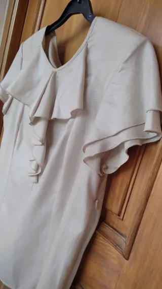 Blusa beige con volantes