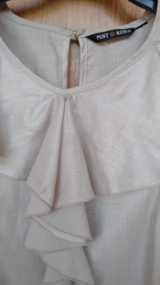 Blusa beige con volantes