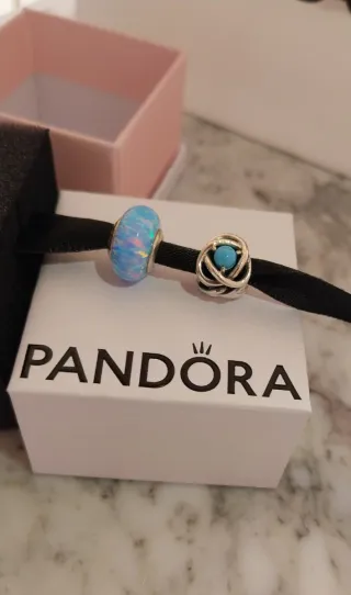 Lote 2 Charms Pandora con ópalo y con Turquesa.