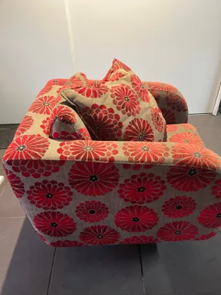 Poltrona giratória com tecido floral