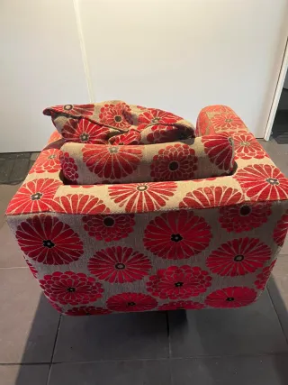 Poltrona giratória com tecido floral