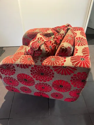 Poltrona giratória com tecido floral