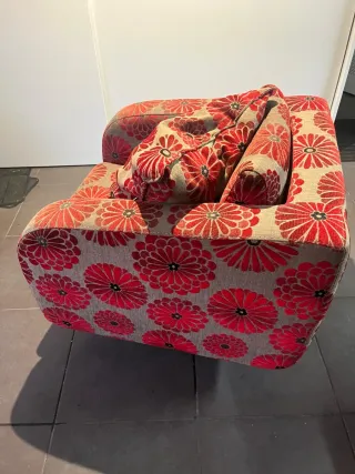 Poltrona giratória com tecido floral