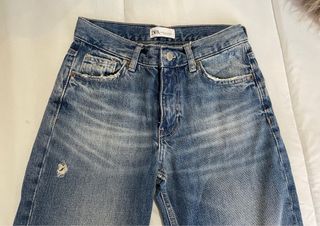 Pantalón vaquero flare Zara. Tiro medio