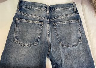 Pantalón vaquero flare Zara. Tiro medio