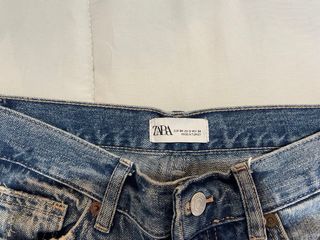 Pantalón vaquero flare Zara. Tiro medio