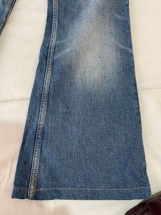 Pantalón vaquero flare Zara. Tiro medio