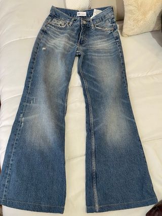 Pantalón vaquero flare Zara. Tiro medio