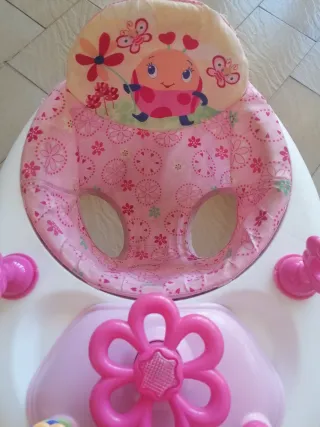 Andador bebé  con juguete electrónico. Buen estado