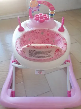 Andador bebé  con juguete electrónico. Buen estado