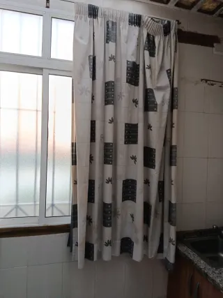 Cortina estampada en tonos grises