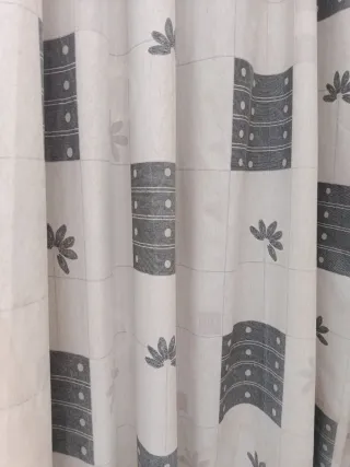 Cortina estampada en tonos grises