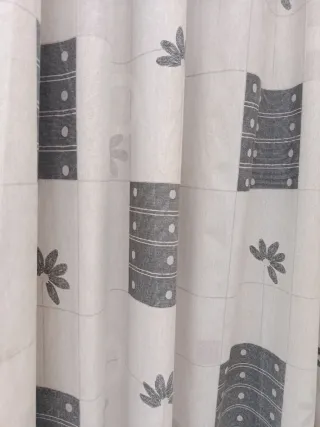 Cortina estampada en tonos grises