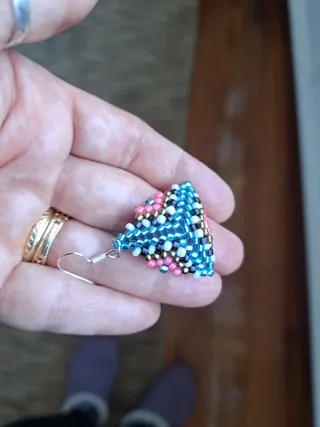 Pendientes Miyuki Triángulo 3D, Azul y rosa.