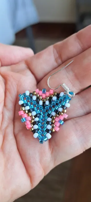 Pendientes Miyuki Triángulo 3D, Azul y rosa.