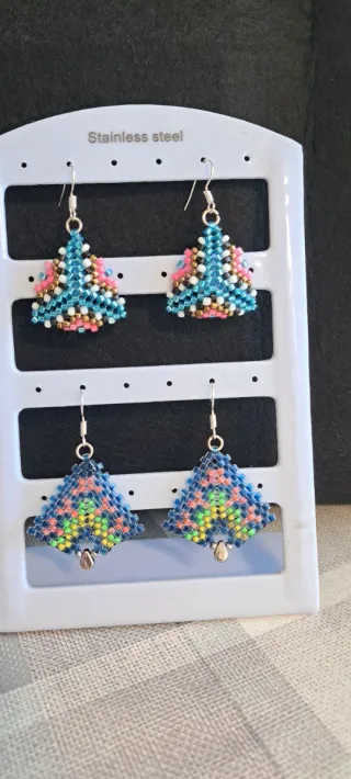 Pendientes Miyuki Triángulo 3D, Azul y rosa.