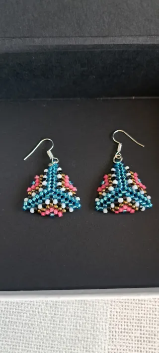 Pendientes Miyuki Triángulo 3D, Azul y rosa.