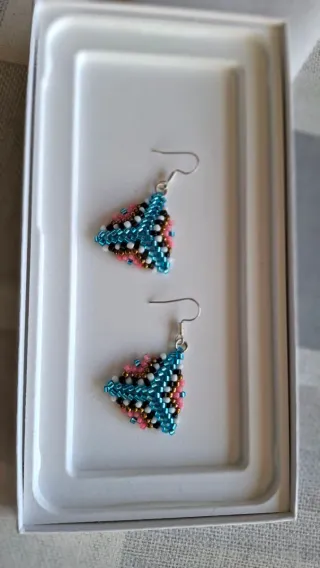 Pendientes tipo Miyuki Triángulo 3D, Azul y rosa.