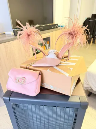 Bolso Guess Rosa con Detalles Dorados  y zapatos