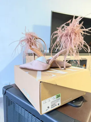 Bolso Guess Rosa con Detalles Dorados  y zapatos