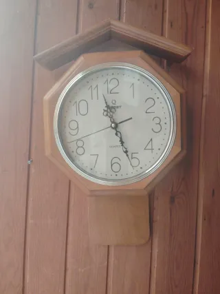 Reloj de pared octogonal de madera