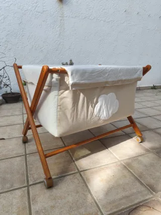 Minicuna de madera con ruedas
