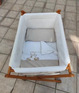 Minicuna de madera con ruedas