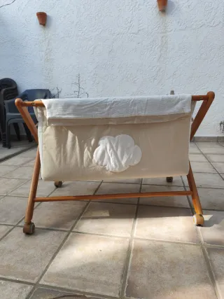 Minicuna de madera con ruedas