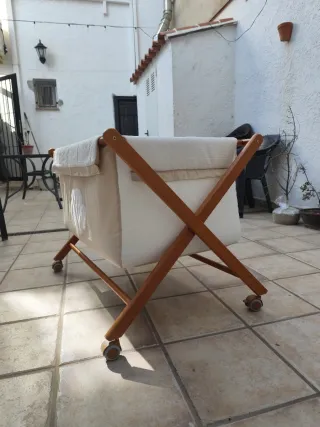 Minicuna de madera con ruedas