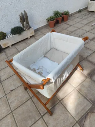 Minicuna de madera con ruedas