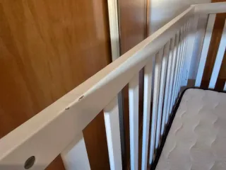 Cuna blanca con colchón de invierno y verano!