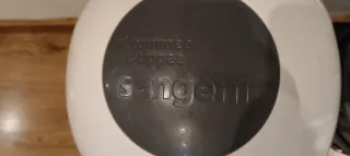 Contenedor de pañales blanco con 9 recambios.