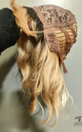 Peluca rubia ondulada