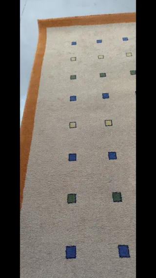 Alfombra beige 170x240 con cuadrados azules