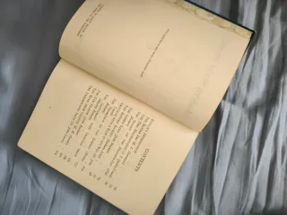 Libro antiguo de Historias Modernas Breves