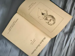 Libro antiguo de Historias Modernas Breves