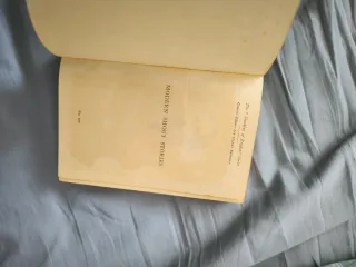 Libro antiguo de Historias Modernas Breves