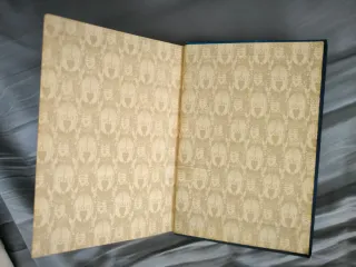 Libro antiguo de Historias Modernas Breves