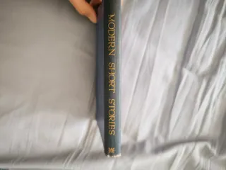 Libro antiguo de Historias Modernas Breves