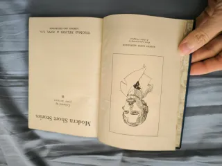 Libro antiguo de Historias Modernas Breves