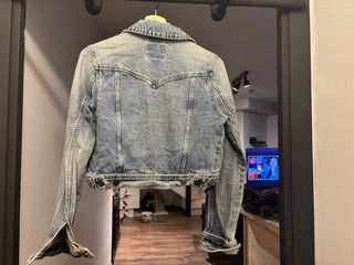 Chaqueta vaquera cortita, con efecto desgastado.