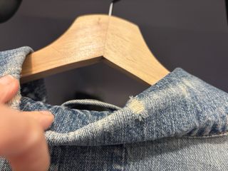 Chaqueta vaquera cortita, con efecto desgastado.