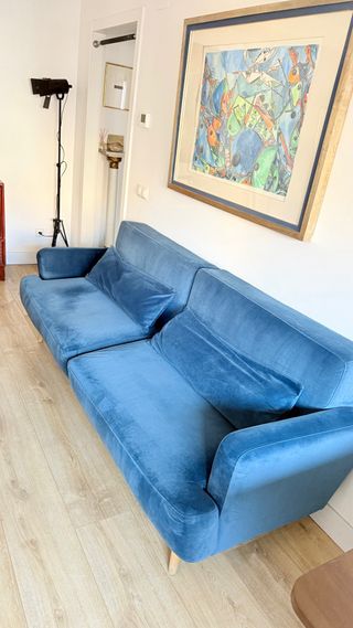 Divano letto blu in velluto a tre posti
