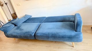 Divano letto blu in velluto a tre posti
