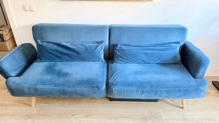 Divano letto blu in velluto a tre posti