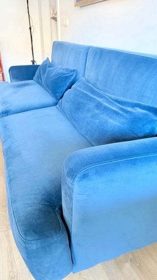 Divano letto blu in velluto a tre posti