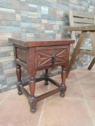 Mesita de noche antigua de madera