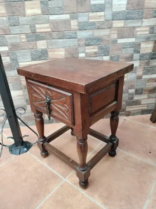 Mesita de noche antigua de madera
