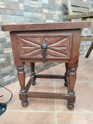 Mesita de noche antigua de madera