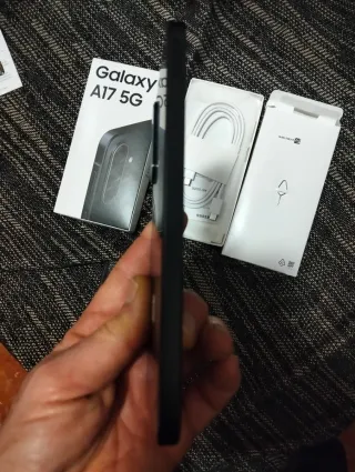 Samsung A17 5G con accesorios